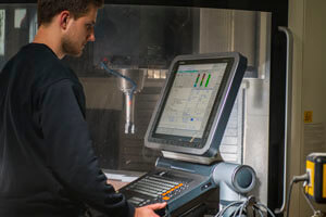 KellerModellbau CNC Fraesen 300x200.jpg